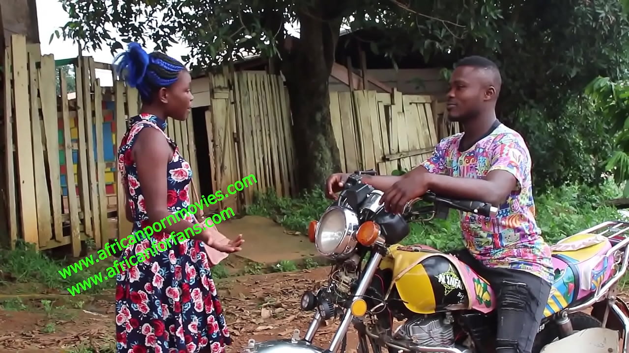 le chauffeur de moto taxi du mboa avec sa cliente dans les sous bois du village