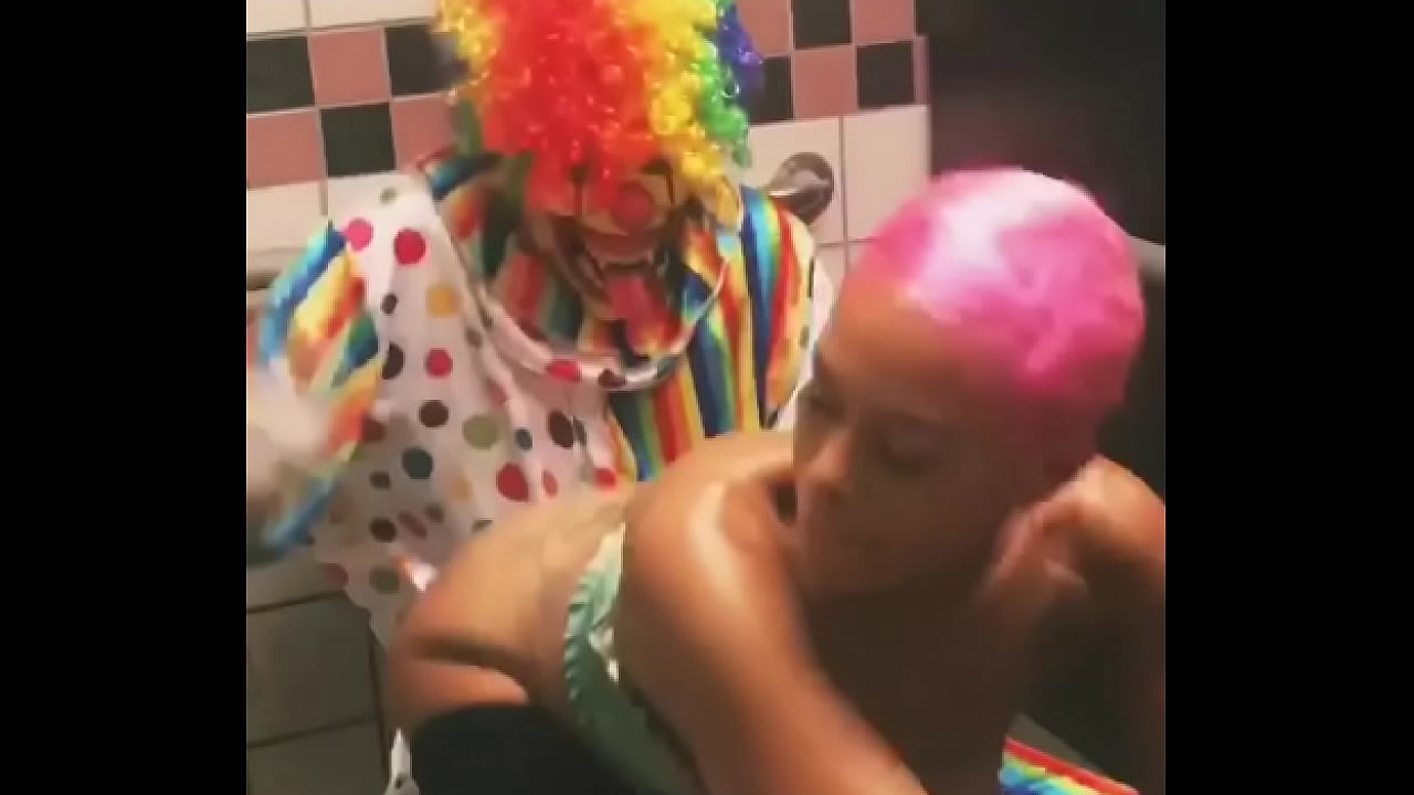 Jasamine Banks fucks Gibby The Clown in stall