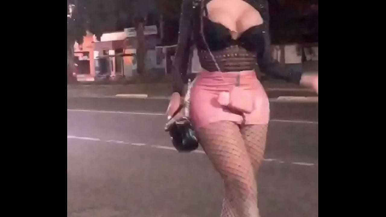 NALGONA CON TETAS GRANDES ENSEÑANDO EN LA CALLE