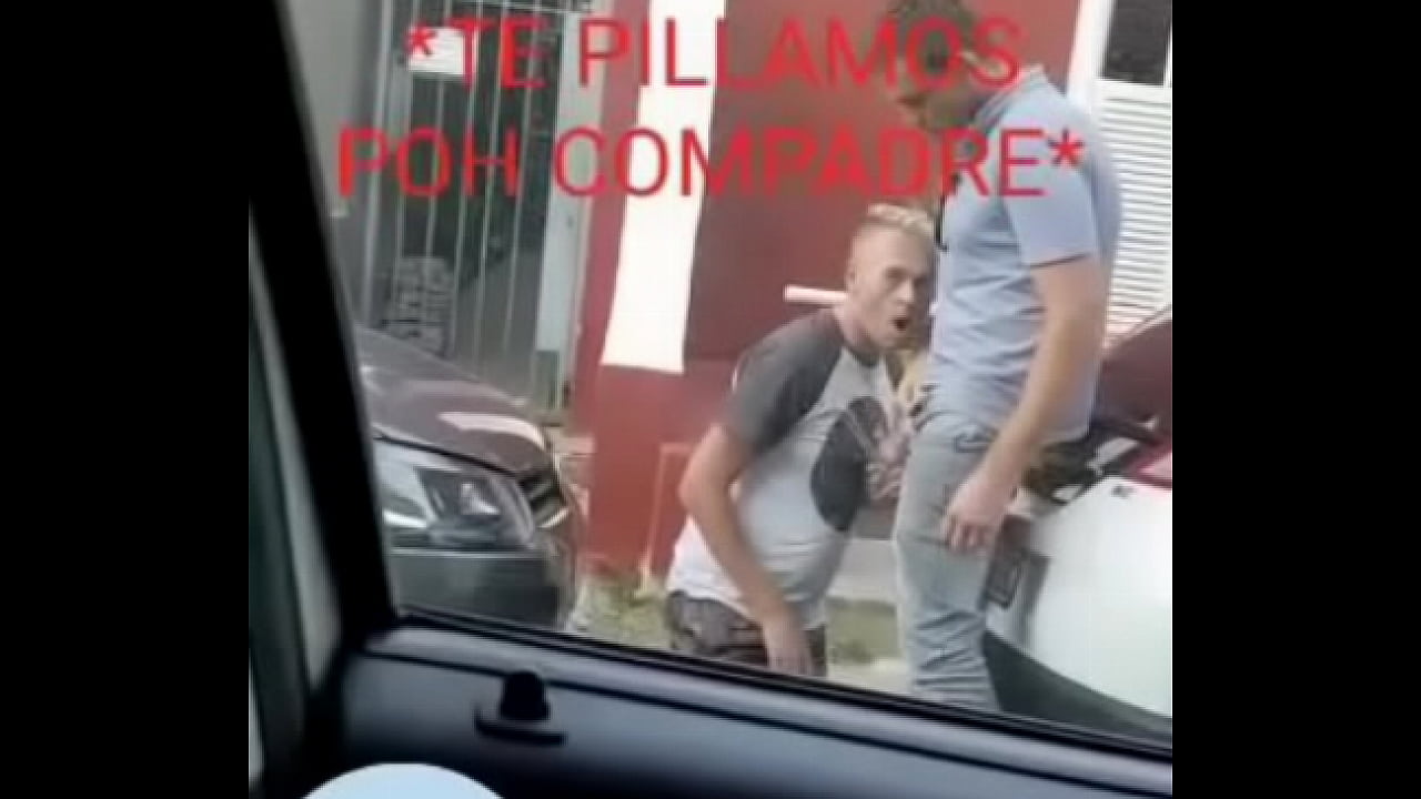 hombre le esta mamando a otro espiado