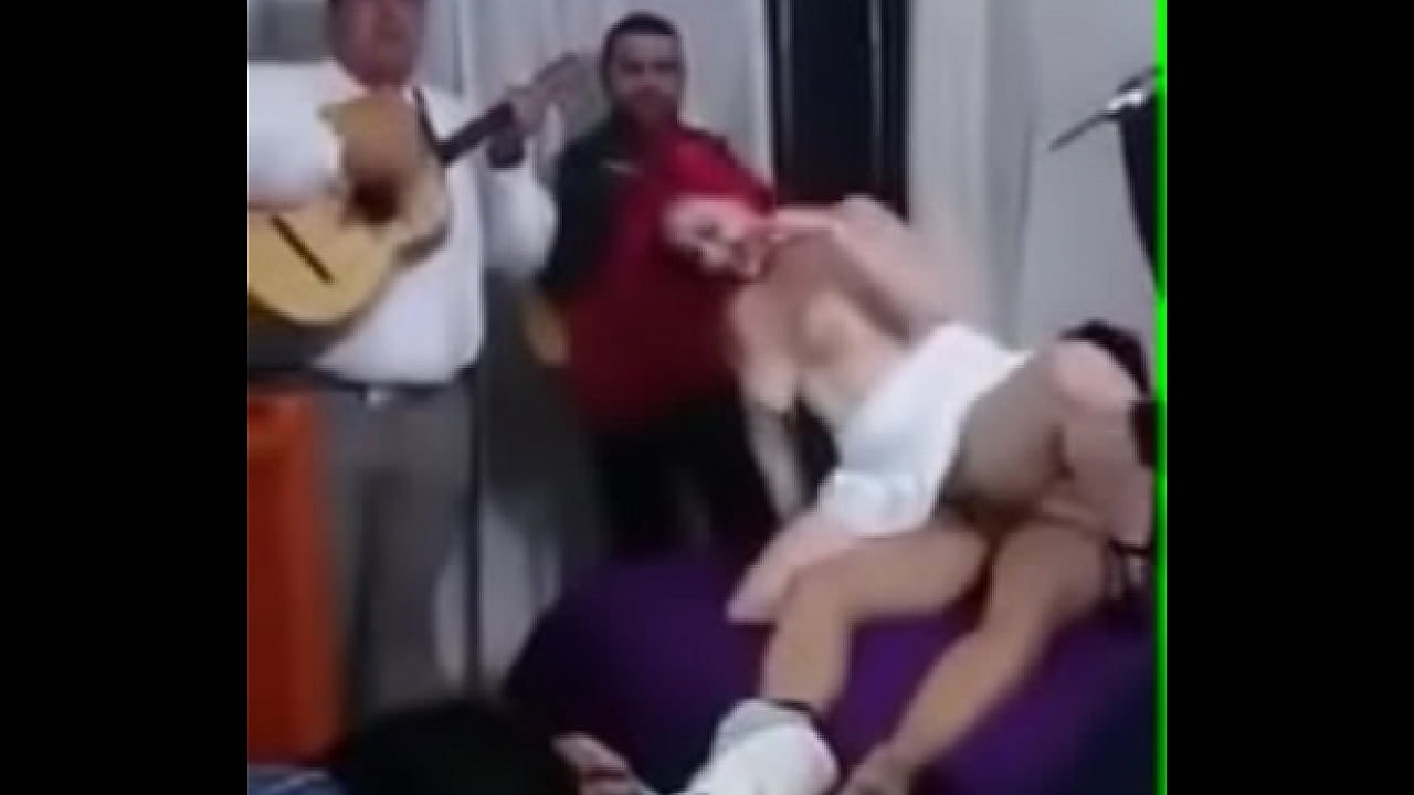 Cogiendo al ritmo de mariachi