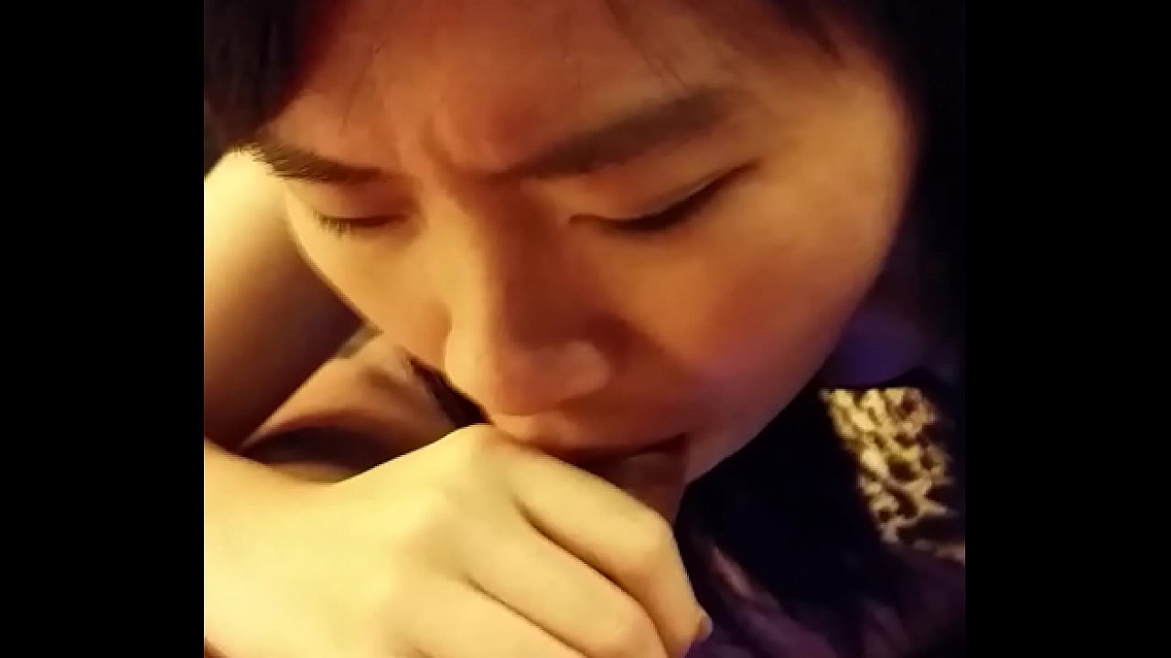 Asian teen does her blowjob