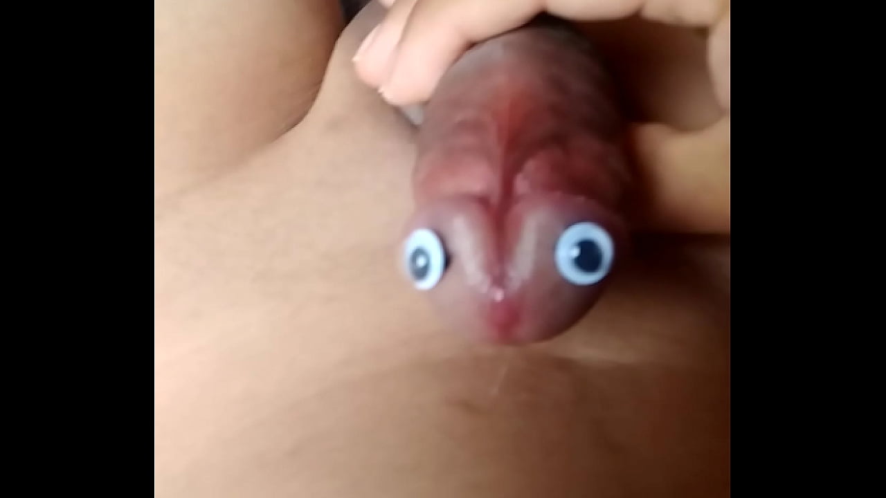 Juego con mi pene con ojos hasta correrme lleno de leche