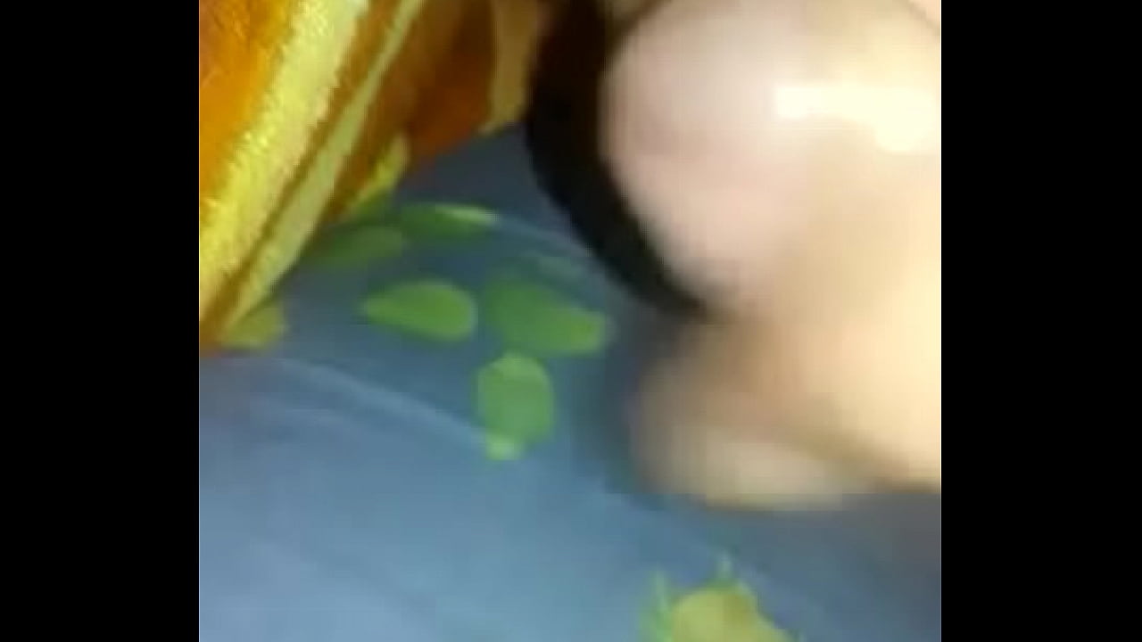 Masturbandome y mi esposa en el cuarto sin saber que hacia bajo sabanas