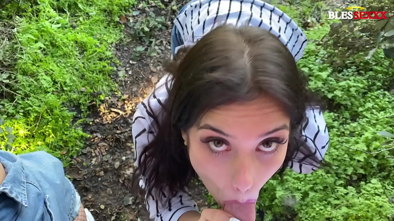 Outdoor blowjob from a brunette Spanish slut