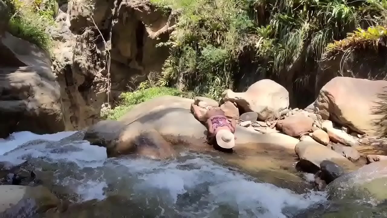 Lilyan satisfaciendo sus necesidades en el río, después de un baño refrescante