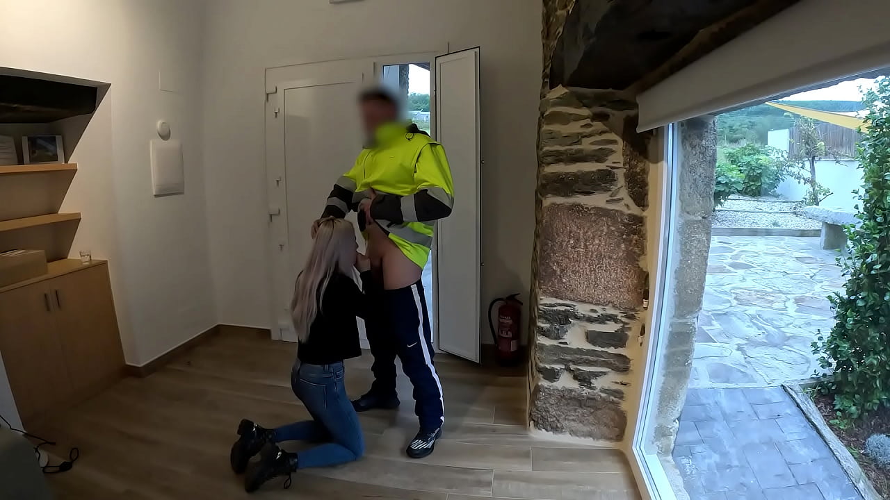 The parcel delivery man comes to bring me a package and I give him a surprise blowjob, it's the first time they've done it to him, he was very surprised