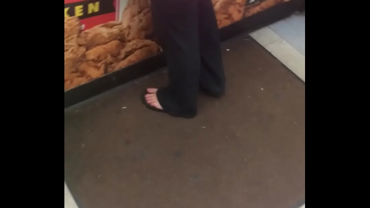 white lady mature candid toes