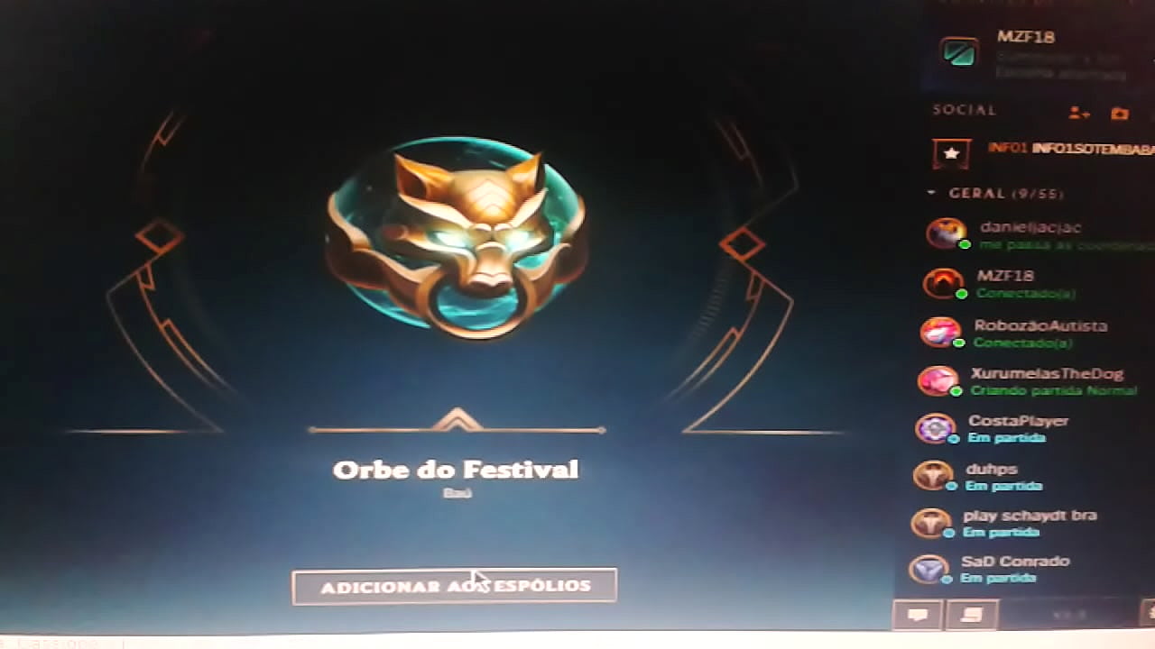 Novinha fica empolgada ao abrir orbe do festival