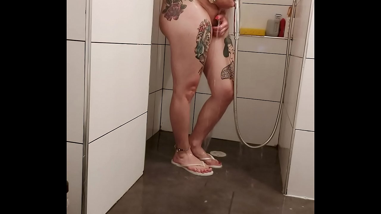 Alina getting full of soap in her ass