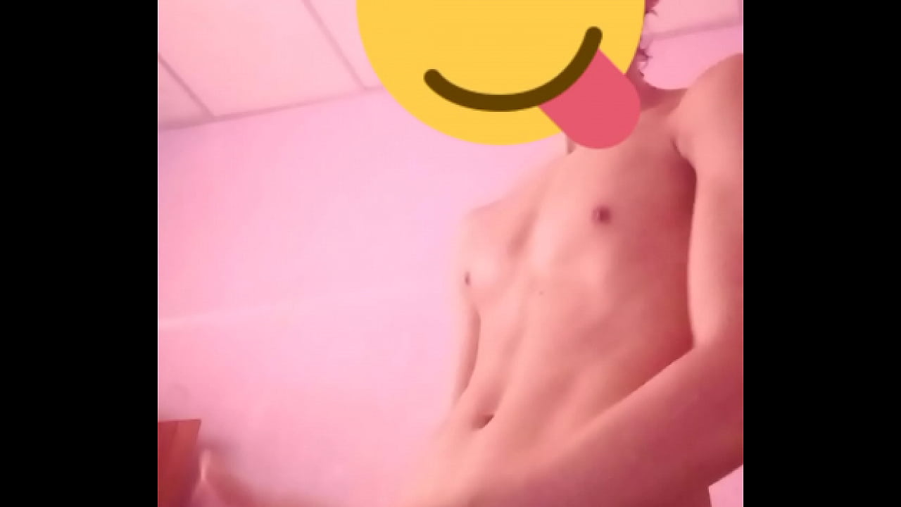 Masturbándome con mucho calor  :(