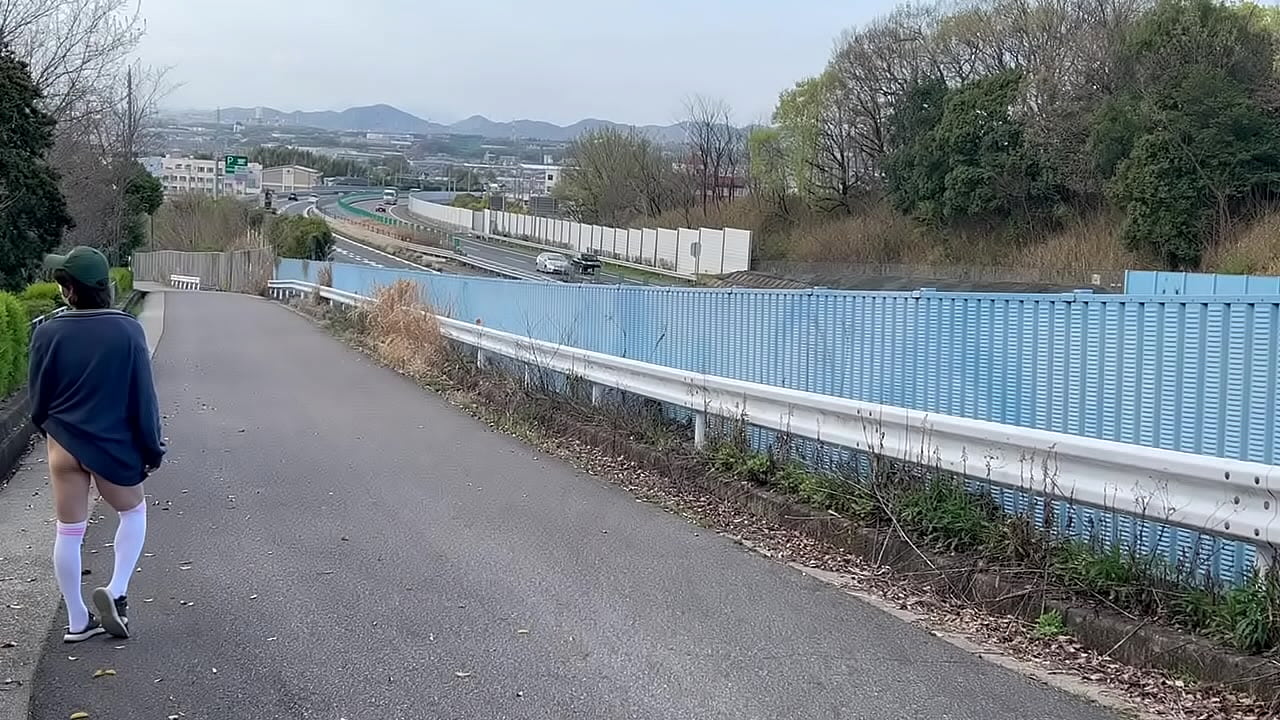 女装まゆの高速道路脇全裸露出