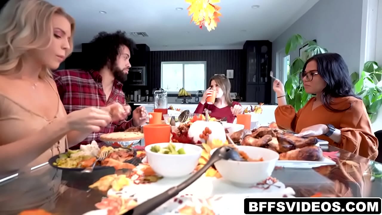 Thanksgiving dinner turns into pussy pounding