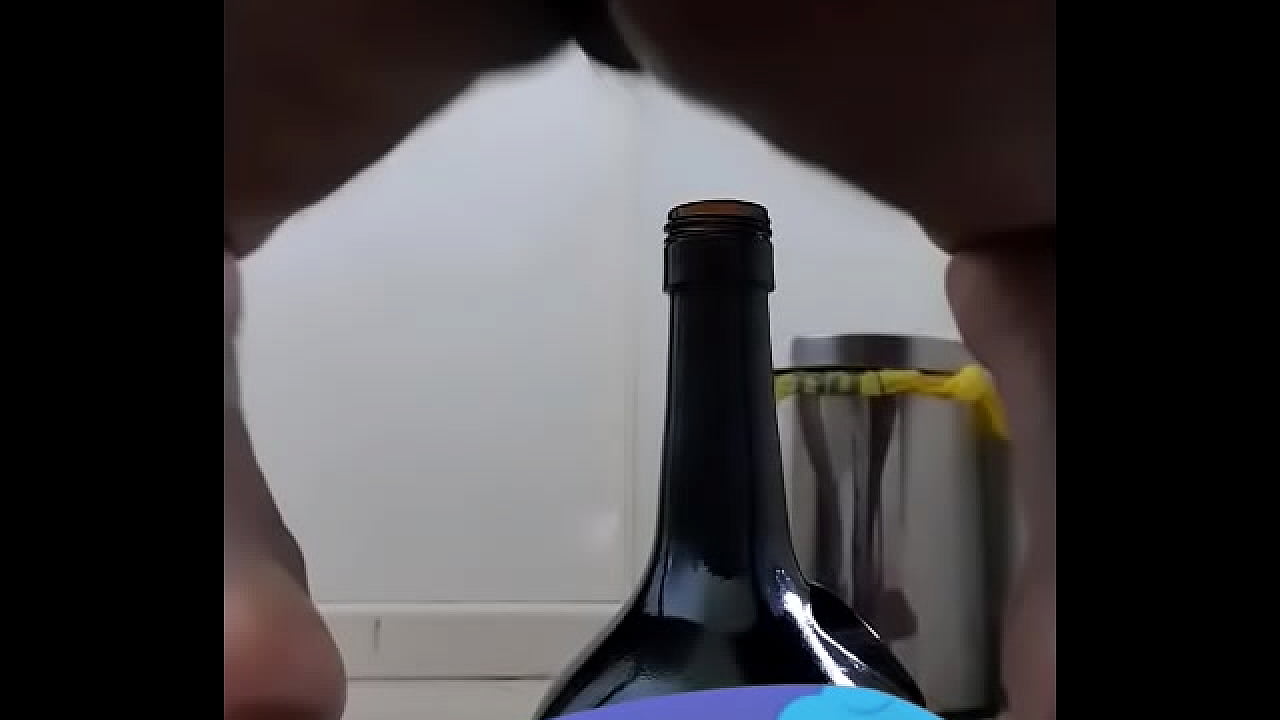 Curvy getting fucked by bottle