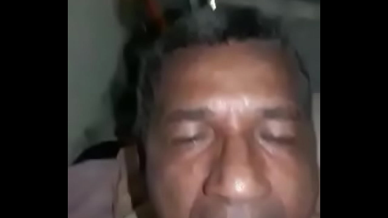 Viejo verde mamá vajina virtual para seducir a la chica pero con esa mamada cibernética hace vibrar a quien sea