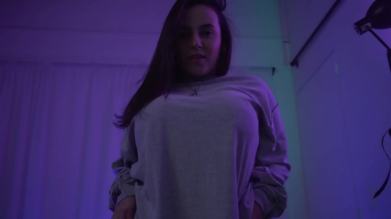 Latin girl shows your big ass and, she masturbate cause' she's very hot