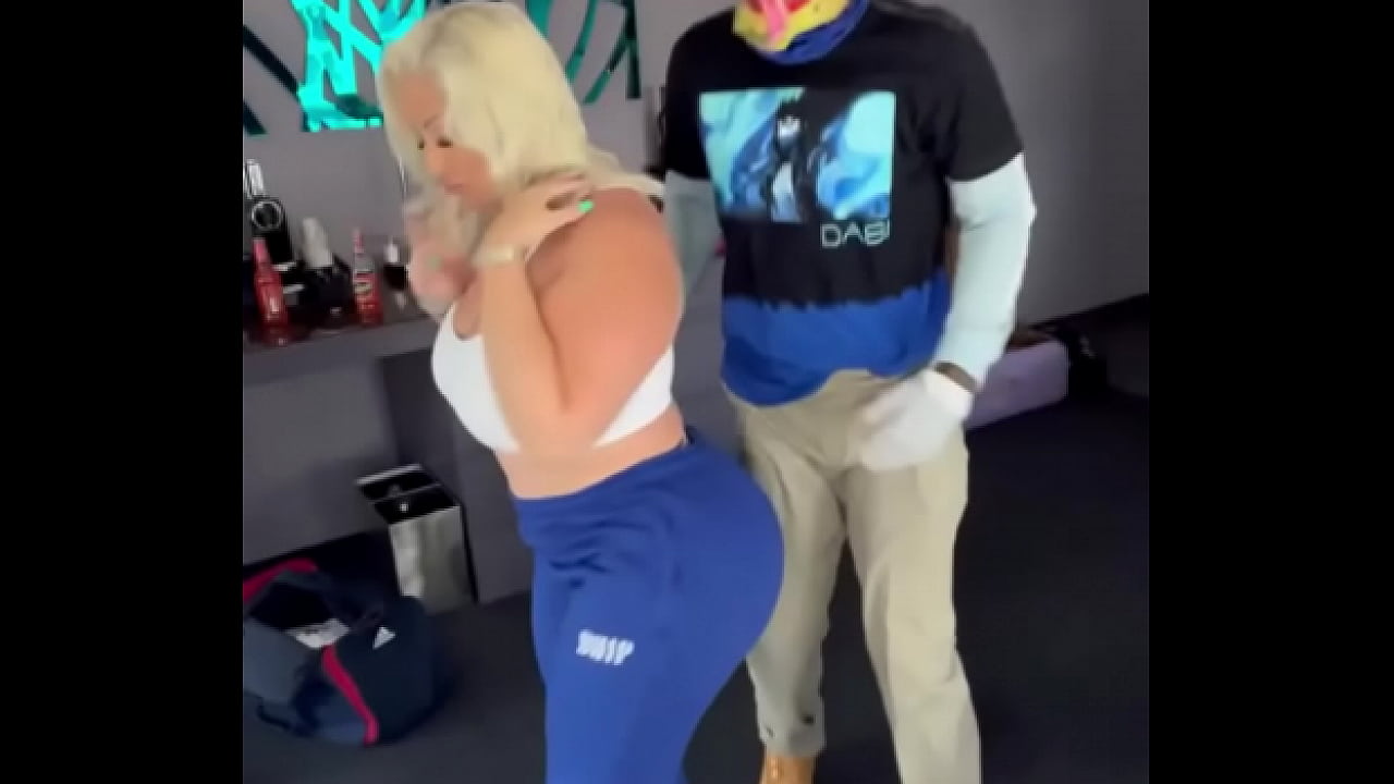 Having fun with one of my favorite pornstars lmao she tried to dance with me ( Mz Dani )