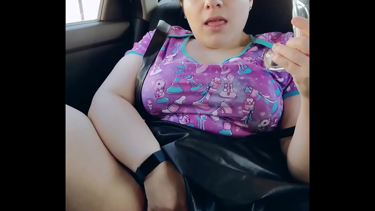 Kiwwi bating in public in the back seat of an uber!