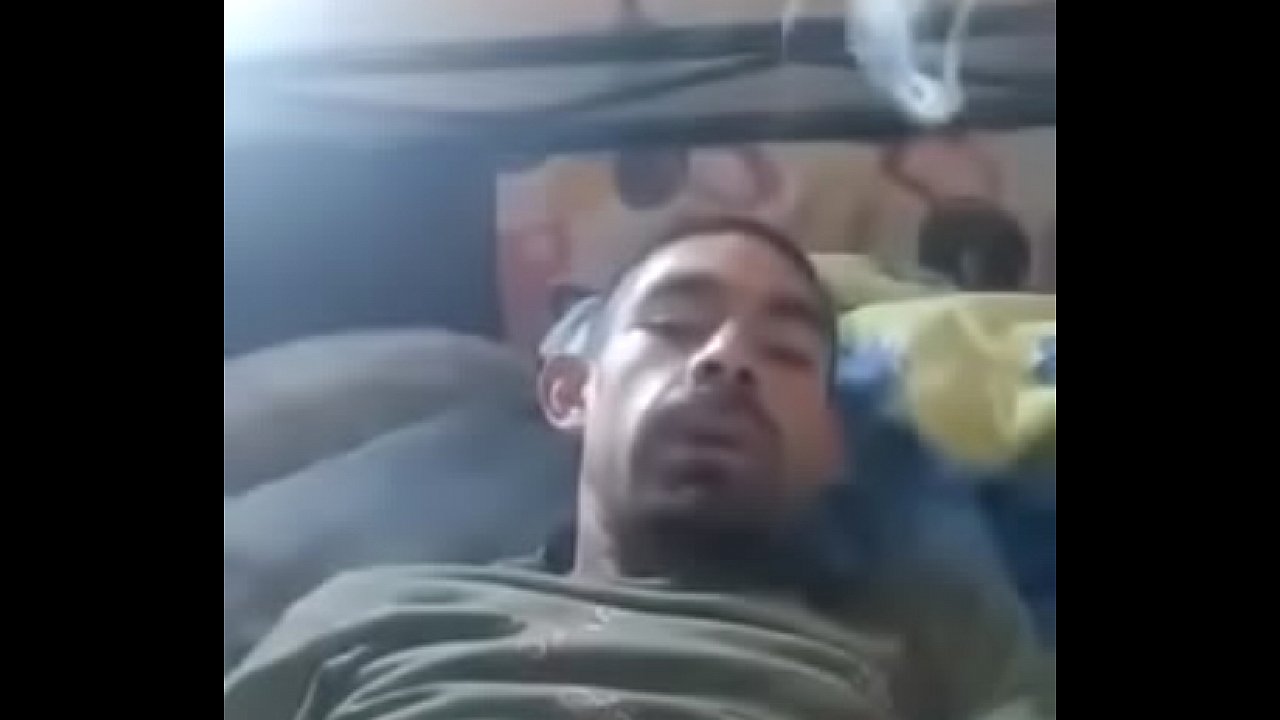 Fumando mientras se la jala mirando desnuda a mi prima