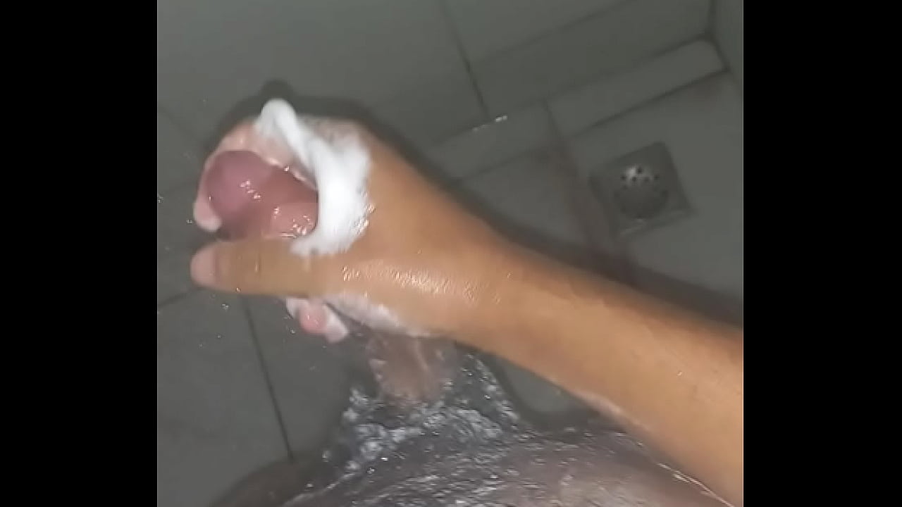 Boyzinho tomando banho e lavando o pau bem forte até soltar muito gozo