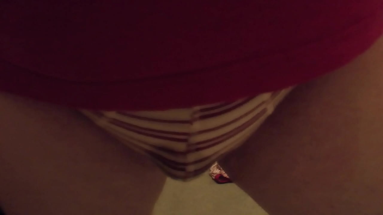 tisser i våt rød stripet underbukse over do filmet med håndholdt video kamera