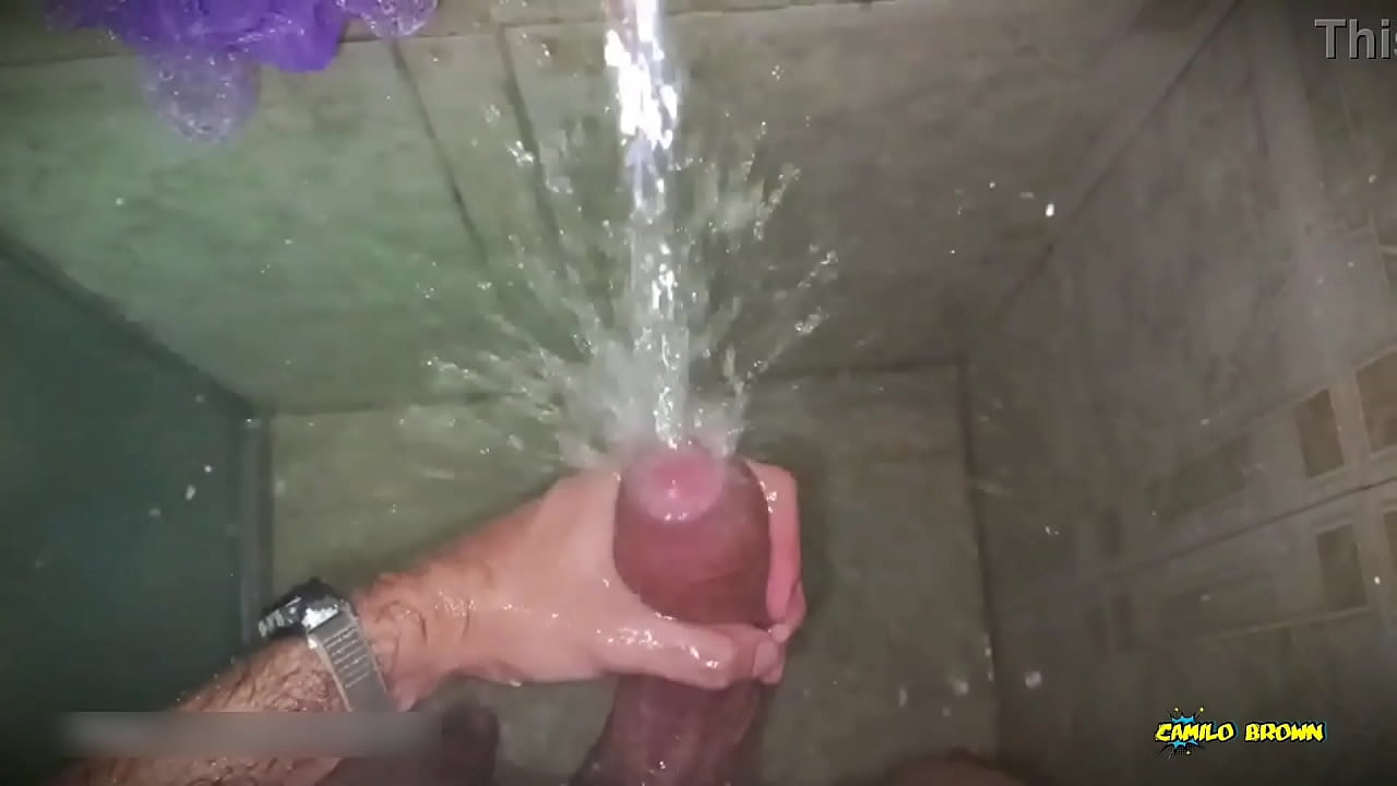 Masturbándome con agua. Dejo que el chorro de agua me caiga en la verga hasta hacerme venir muy rico sin manos ?