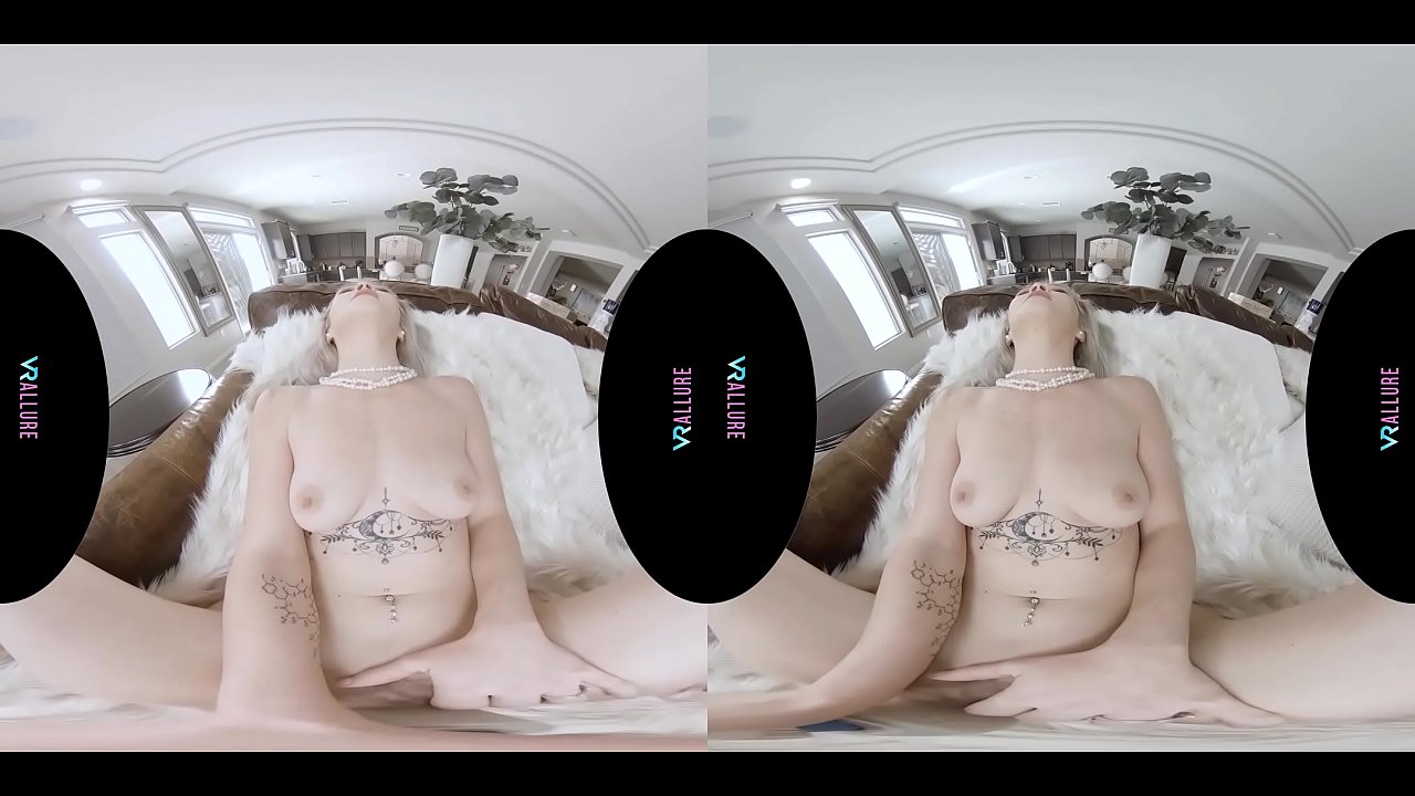 All natural blonde masturbates with her vibrator in virtual reality