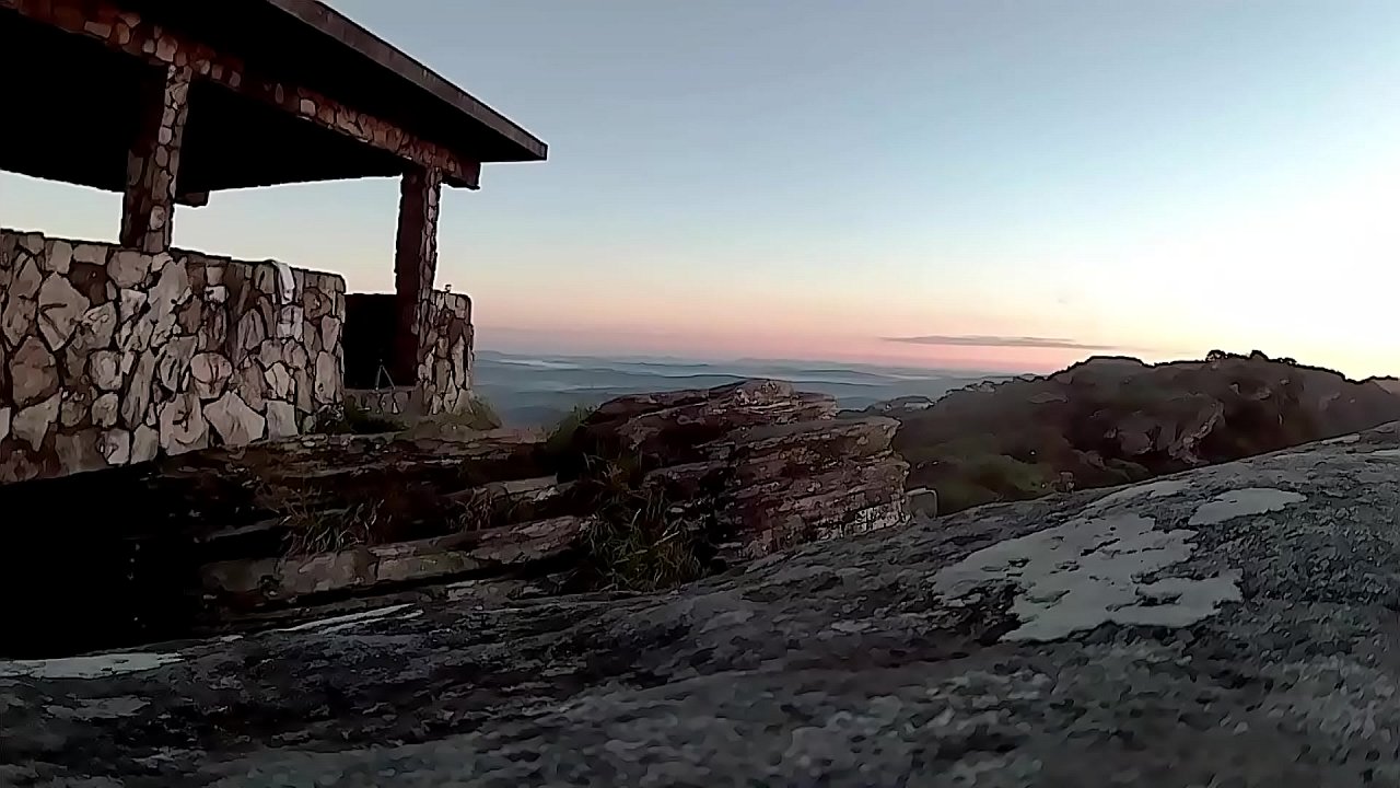 Casal transando publicamente no comecinho do dia em cima das montanhas