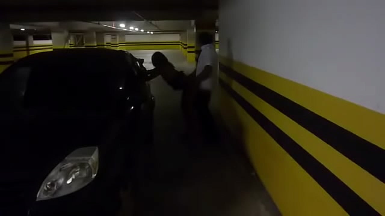 Esposa dando no estacionamento do shopping