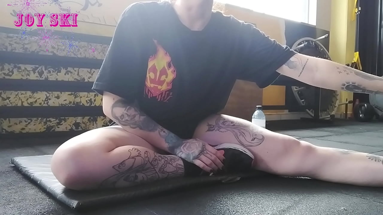 alternative girl stretching at the gym