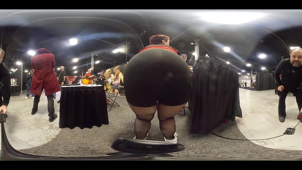 Porn star jiggle boobies and booty at convention