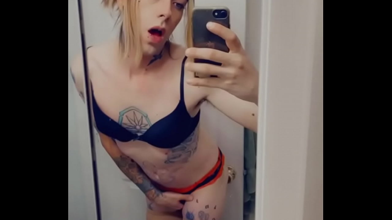 Gorgeous Tranny Rubbing Her Clitty