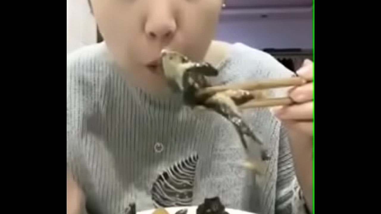 asiática comendo várias pererecas