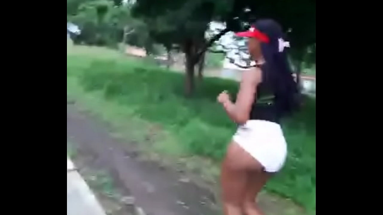 mulata safada correndo no bairro