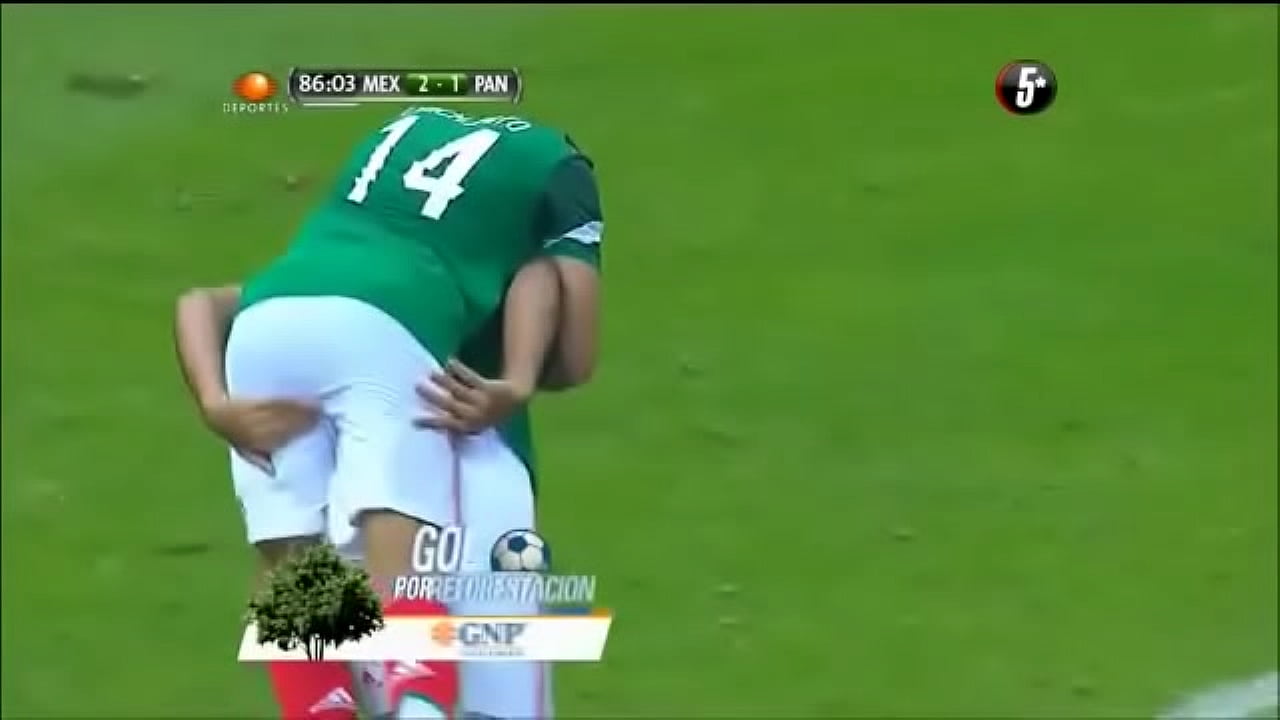 Raul Jimenez mete sus dedos en el culo del Chicharito