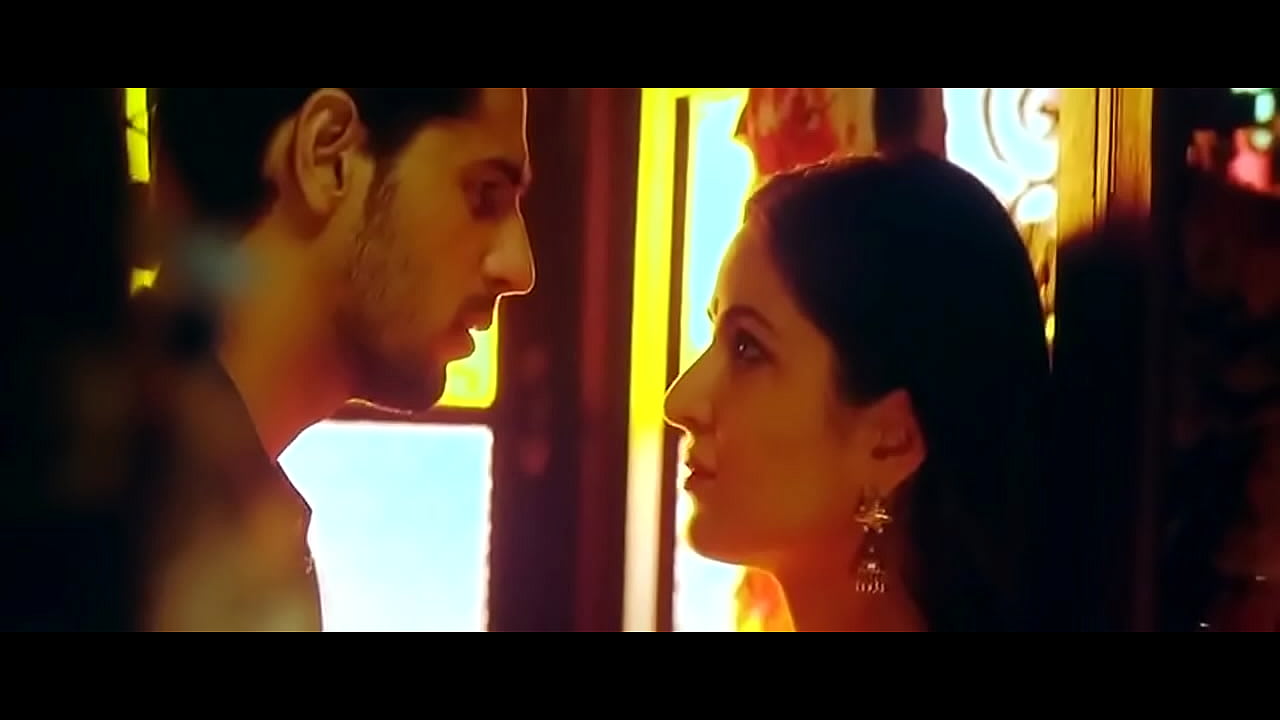 Katrina Kaif Hot Kiss scene Downloadhub.Net