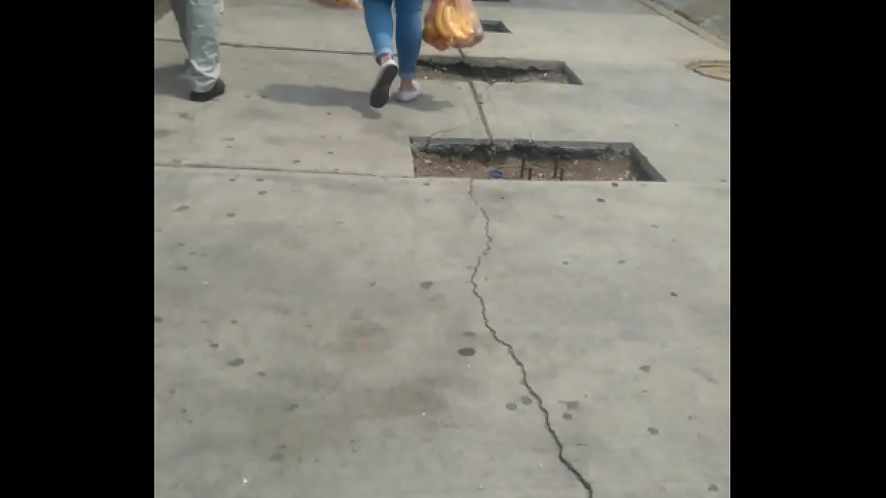 Rico culo con tanga marcada en la calle