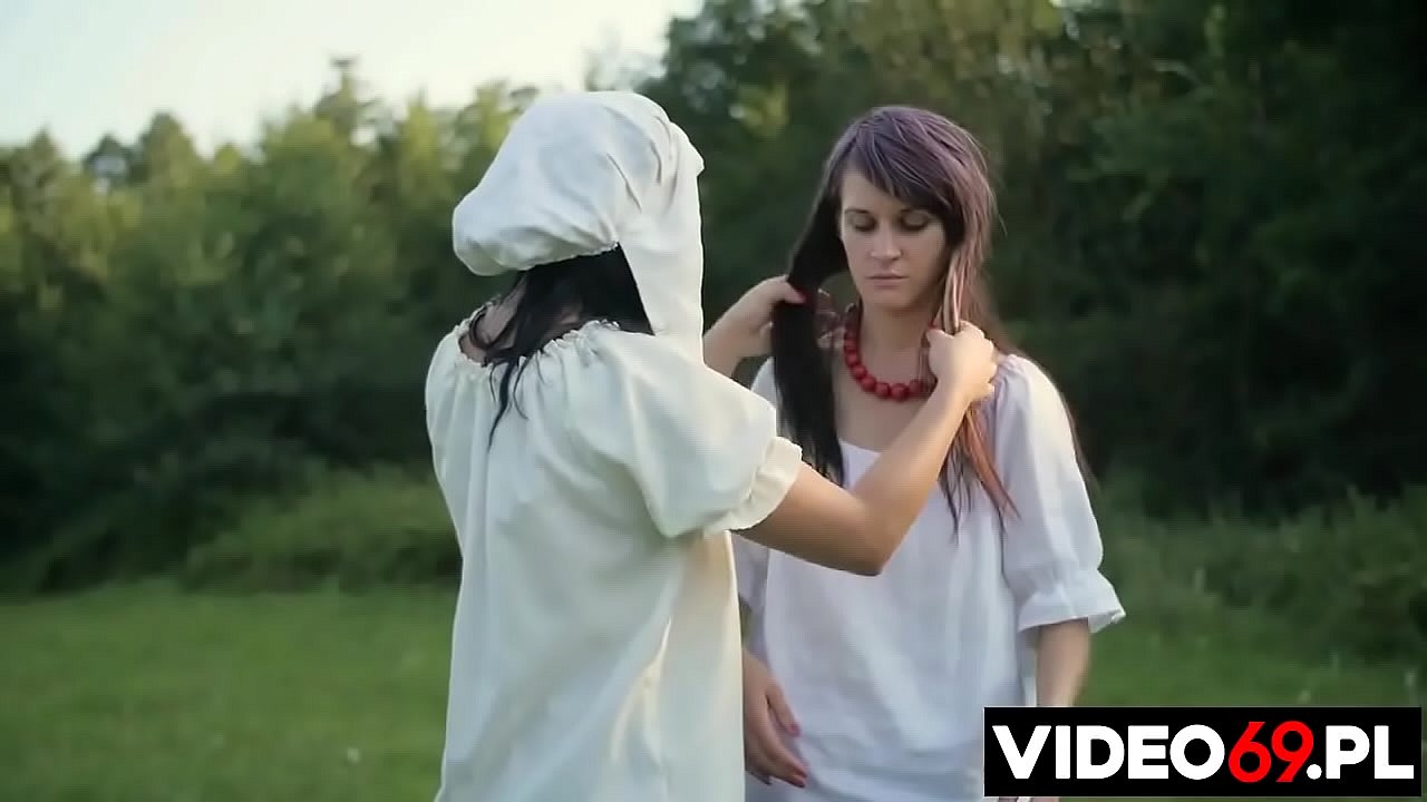 Darmowe filmy erotyczne - Pocieszycielka - występują Karina i Sylwia [ Cała wieś ]