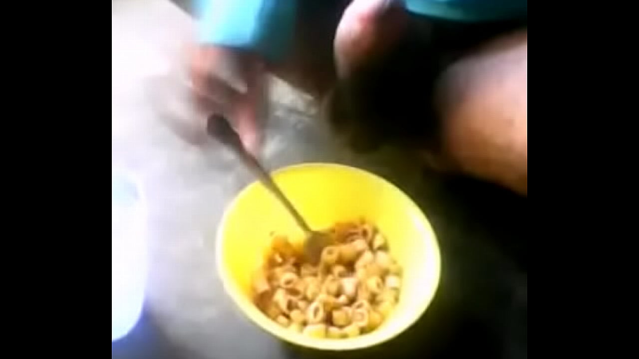 chico se masturba en su cereal para darle un toque mas dulce