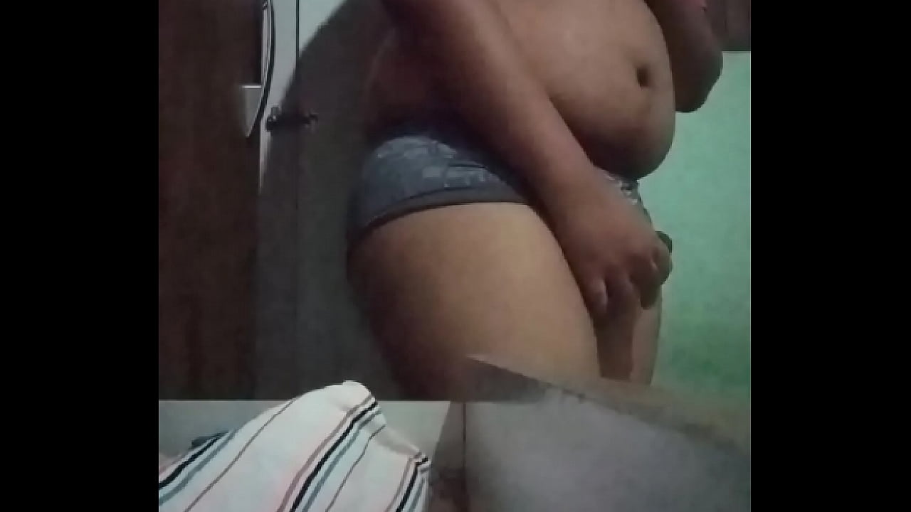 Gordinho pego no flagra no quarto trocando de roupa