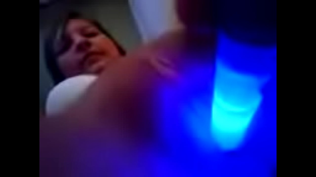 girl uses glowstick