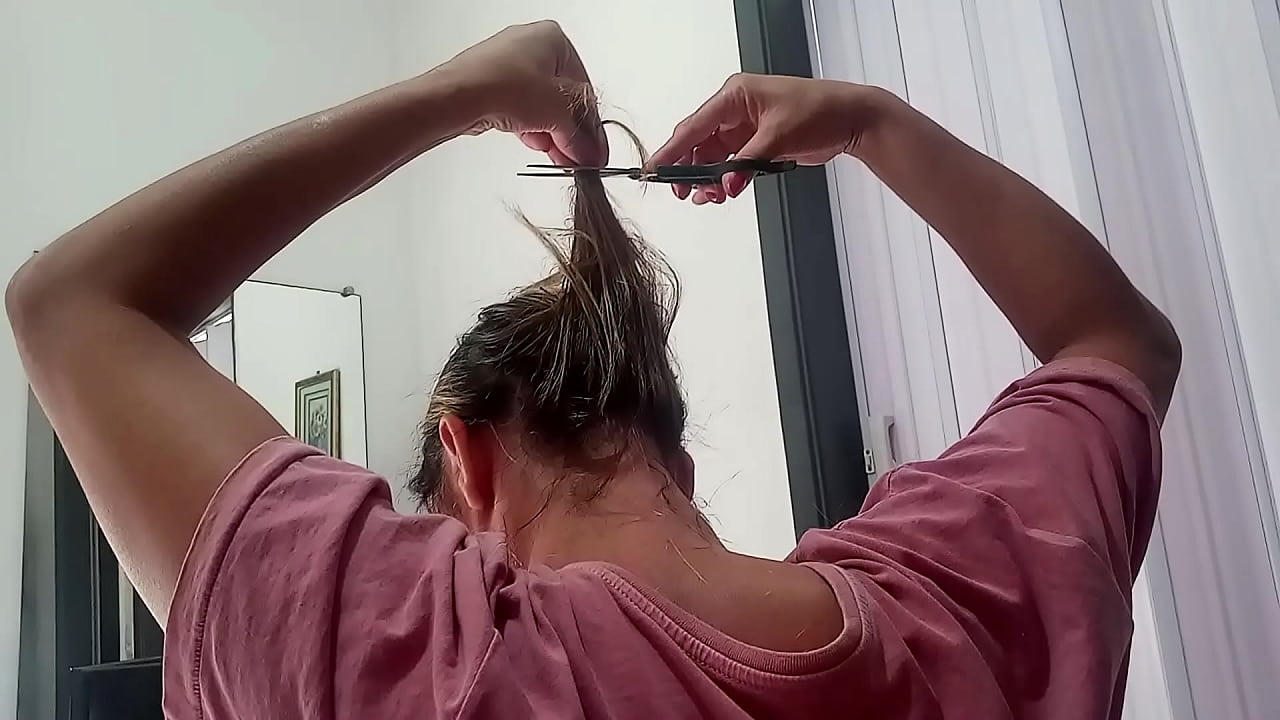 Sarah Rosa │ Cortando Meu Próprio Cabelo ║ Neste Vídeo Sarah nos Mostra como Faz para Cortar o Cabelo dela