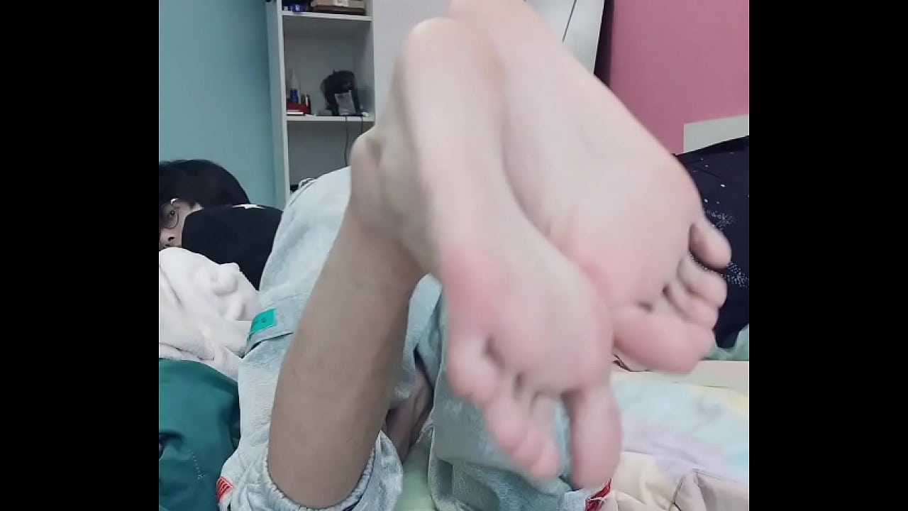 Slim gay teenager sucks his sexy feet/foot fetish