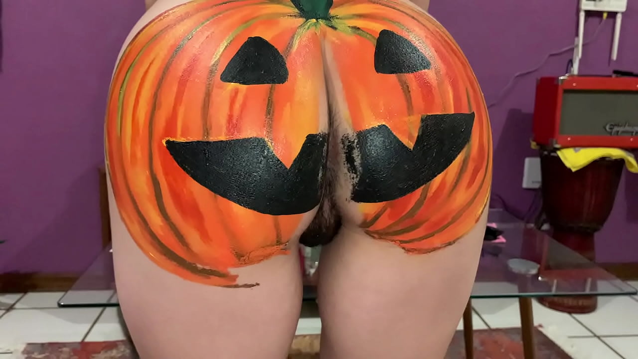 Se disfraza de calabaza el culo para que se lo rompan en la fiesta de Halloween