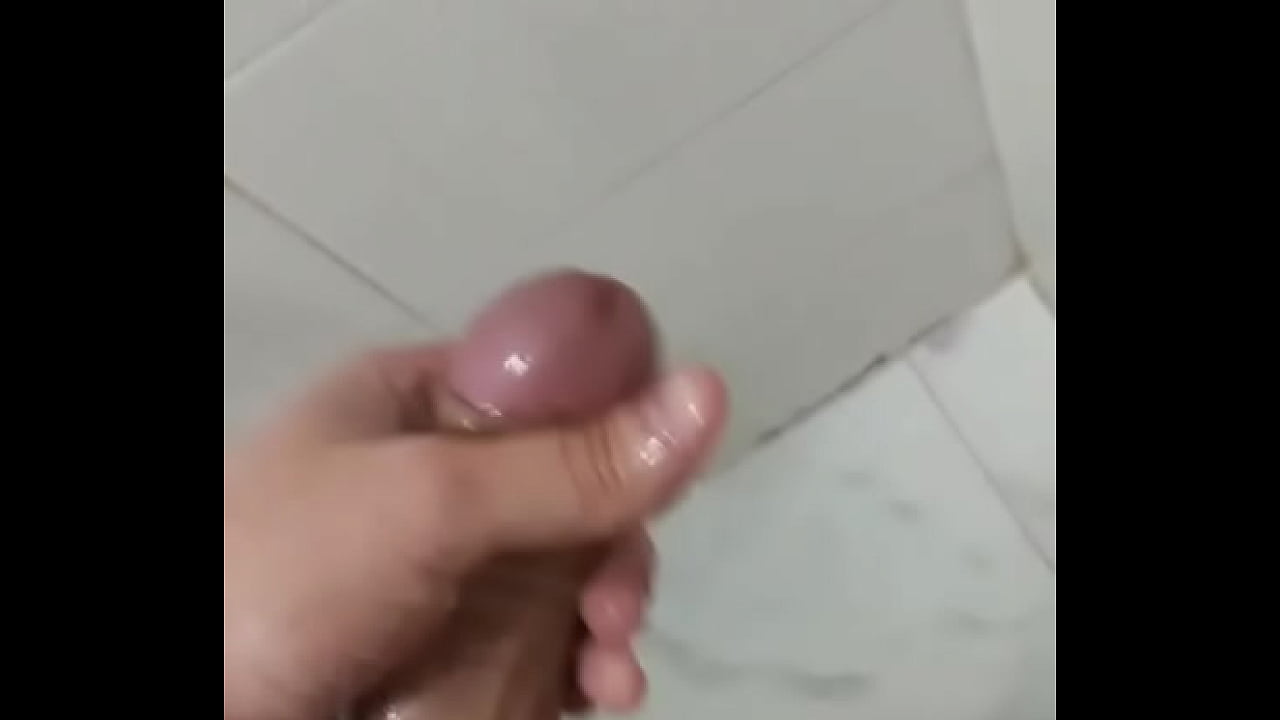 Com o pau rosa torto e duro corri pro banho pra gozar gostoso