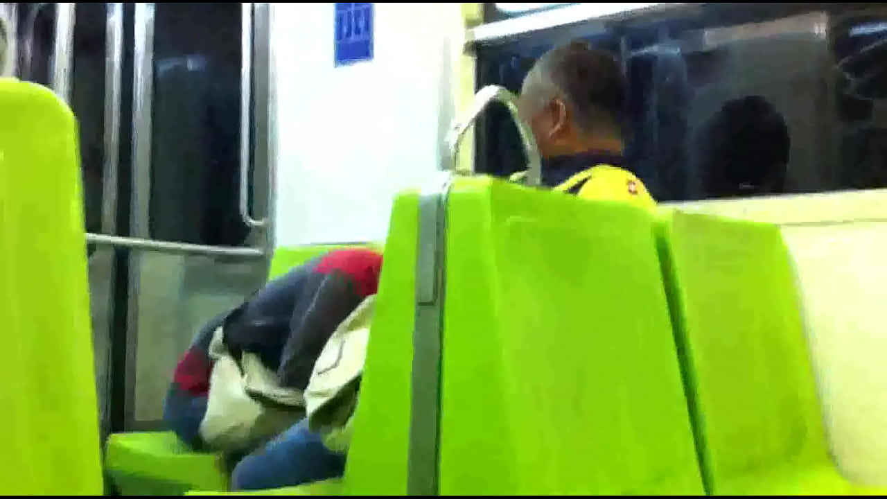 Mamando en el metro