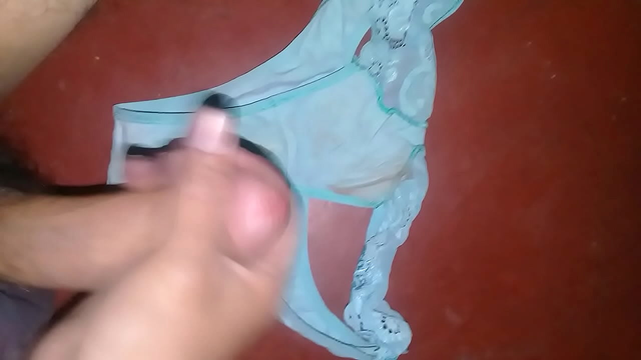 Eyaculacion  de mi pene en las bragas de mi suegra