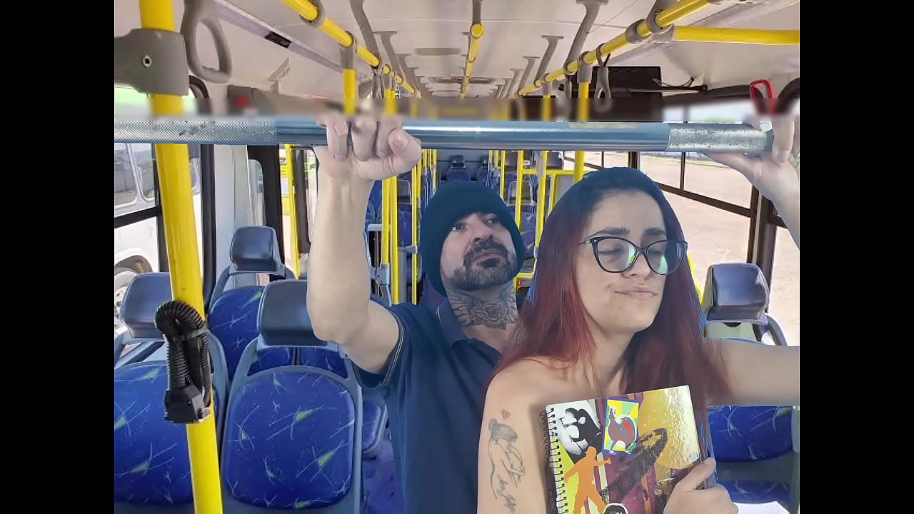 Estudande e fodida por estranho dentro do onibus!