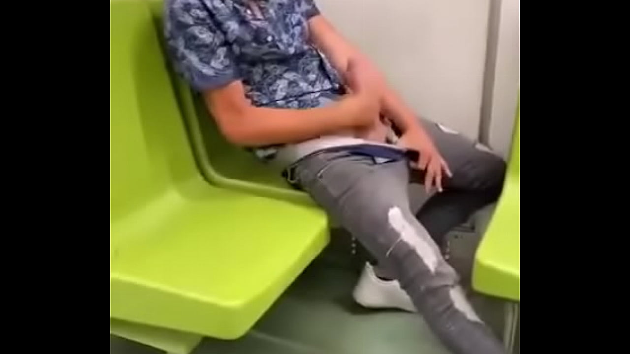 Joven se la jala en el metro