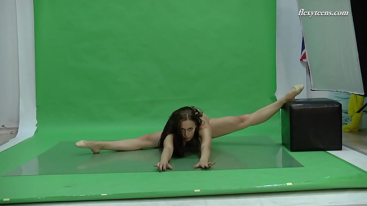 Nicole Smith super hot teenie doing splits and bridges